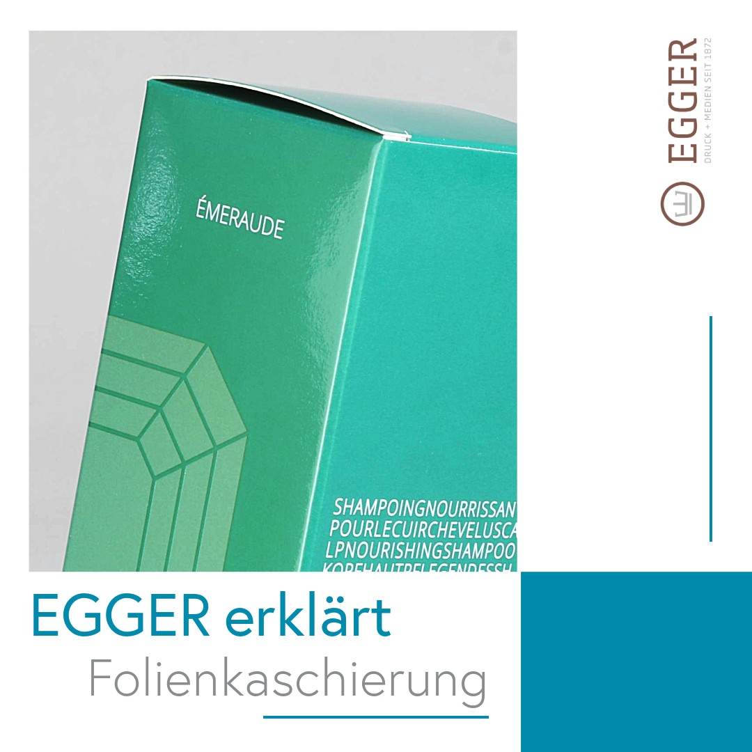 Neben den verschiedenen Drucktechniken haben auch Veredelungen einen wesentlichen Einfluss auf das Endergebnis eines Druckprodukts.
Heute schauen wir uns die 𝗙𝗼𝗹𝗶𝗲𝗻𝗸𝗮𝘀𝗰𝗵𝗶𝗲𝗿𝘂𝗻𝗴 (auch Cellophanierung) genauer an.
Bei dieser Veredelungstechnik werden hauchdünne Folien mittels Klebstoff oder Hitze auf die Materialoberfläche aufgebracht. Sie schützen vor Kratzern, Feuchtigkeit und UV-Strahlen und verlängern so die Lebensdauer des gedruckten Produkts.
Besonders wichtig für Verpackungen: auch die Einreiß-, Falz- und Durchstoßfestigkeit wird erhöht.
Zusätzlich zur Schutzfunktion hat die Folienkaschierung auch einen großen Einfluss auf die Optik und Haptik.
▪ Matte Folien reduzieren Spiegelungen und können so sehr edel wirken.
▪ Glänzende Folien verstärken die Farben und verleihen einen lebendigen Look.
▪ Softtouch-Folien sorgen für ein sehr angenehmes, samtig-weiches Griffgefühl.
Unabhängig von der Folienart können einseitig folienkaschierte Produkte problemlos recycelt werden.
#folienkaschierung #cellophanierung #veredelung #veredelungstechnik #eggerdruck #madika #premiumdruckerei #verpackung